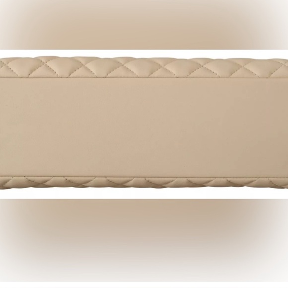 Versace Iconic La Medusa Nappa Quilted Cream lambskin Tote Bag NWT Authenticated - Picture 5 of 13